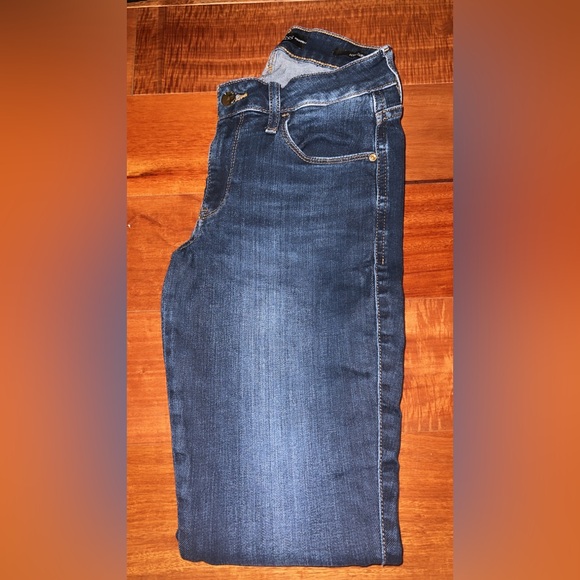Guess denim jeans. Size 26. Sexy Curve mid rise skinny jeans. - Picture 3 of 6